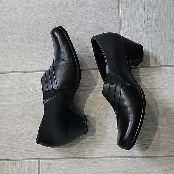 Clarks • Everyday Active Air Heels, Size 8 Wide - Picture 3 of 6